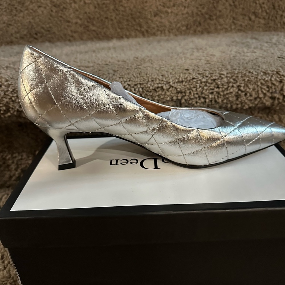 GiaoDeen metallic silver pump size 9